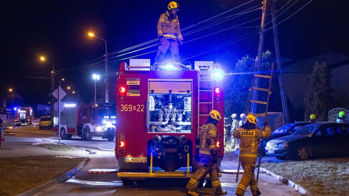 Po?ar domu jednorodzinnego
22/23.02.2025  Lomza pozar domu jednorodzinnego z zabudowie szeregowej . Wlasciciel trudnil sie zbieractwem i cala dzialka i dom wypelniona zebranymi przedmiotami. Jeden strazak odniosl rany ludzi ewakuowano   fot Marek Maliszewski/REPORTER
Marek Maliszewski/REPORTER