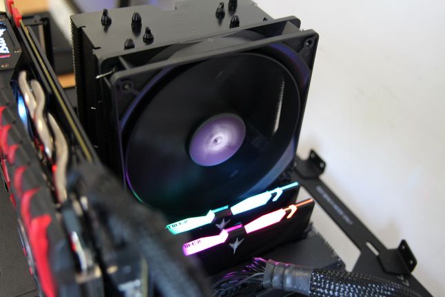 Wszystko w czerni z lekką domieszką RGB na pamięciach RAM. Takie rozwiązanie wydaje się być w punkt.