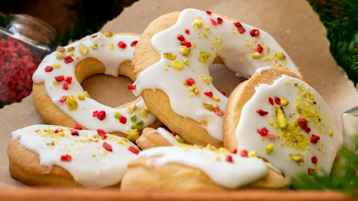 Ciasteczka imbirowe z białą czekoladą i pistacjami