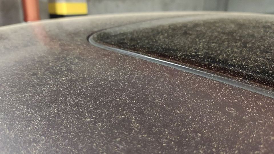 Żółty pył nie jest groźny dla lakieru, ale wygląda bardzo brzydko. Pozostanie z nami jeszcze miesiąc.