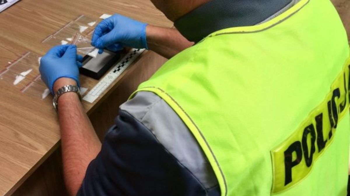 Z obawy przed konfrontacją z policjantami 35-latek połknął plastikowy woreczek, w którym przechowywał amfetaminę 