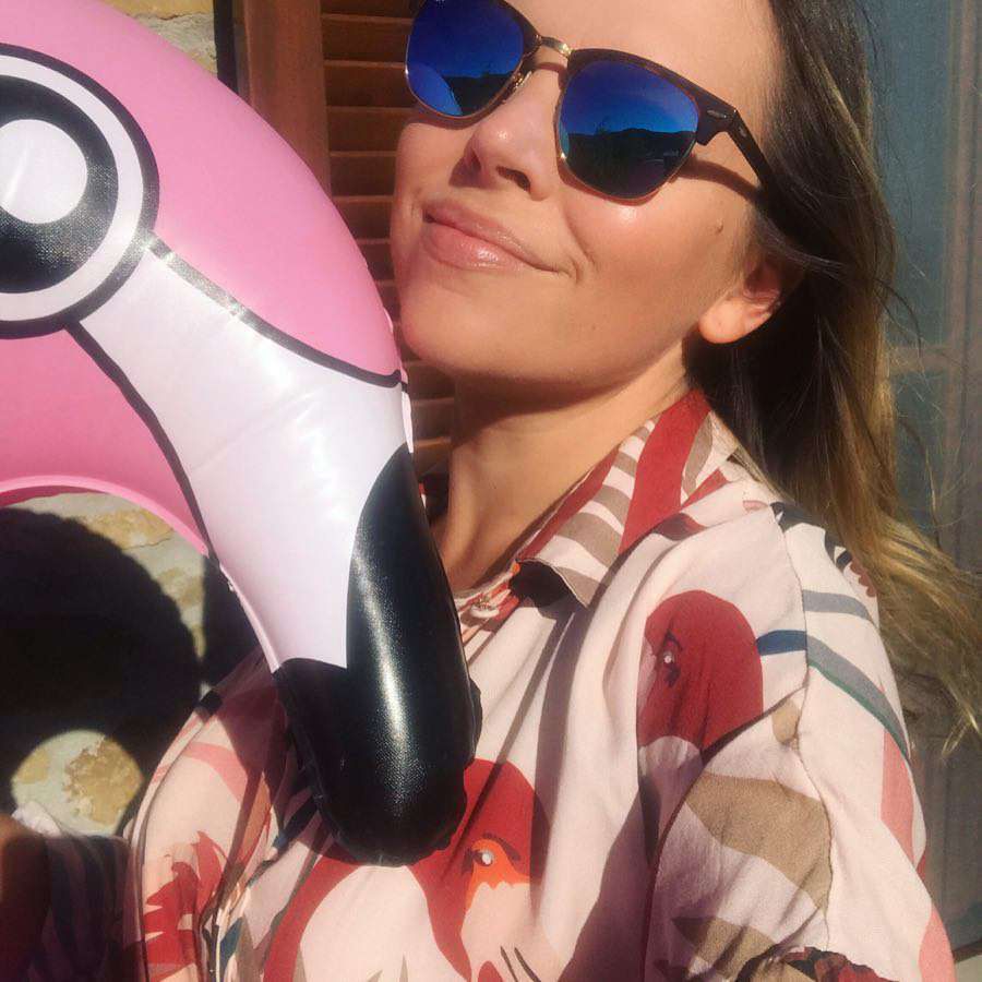Ola Kwaśniewska z różowym flamingiem