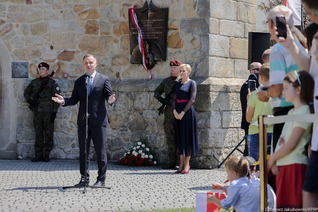 Agata Duda w ciemnej kreacji