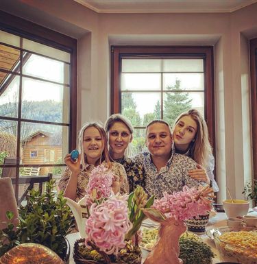 Paweł Golec z żoną i córkami