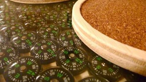 500 kompasów zamkniętych w jednym stole [wideo] 1