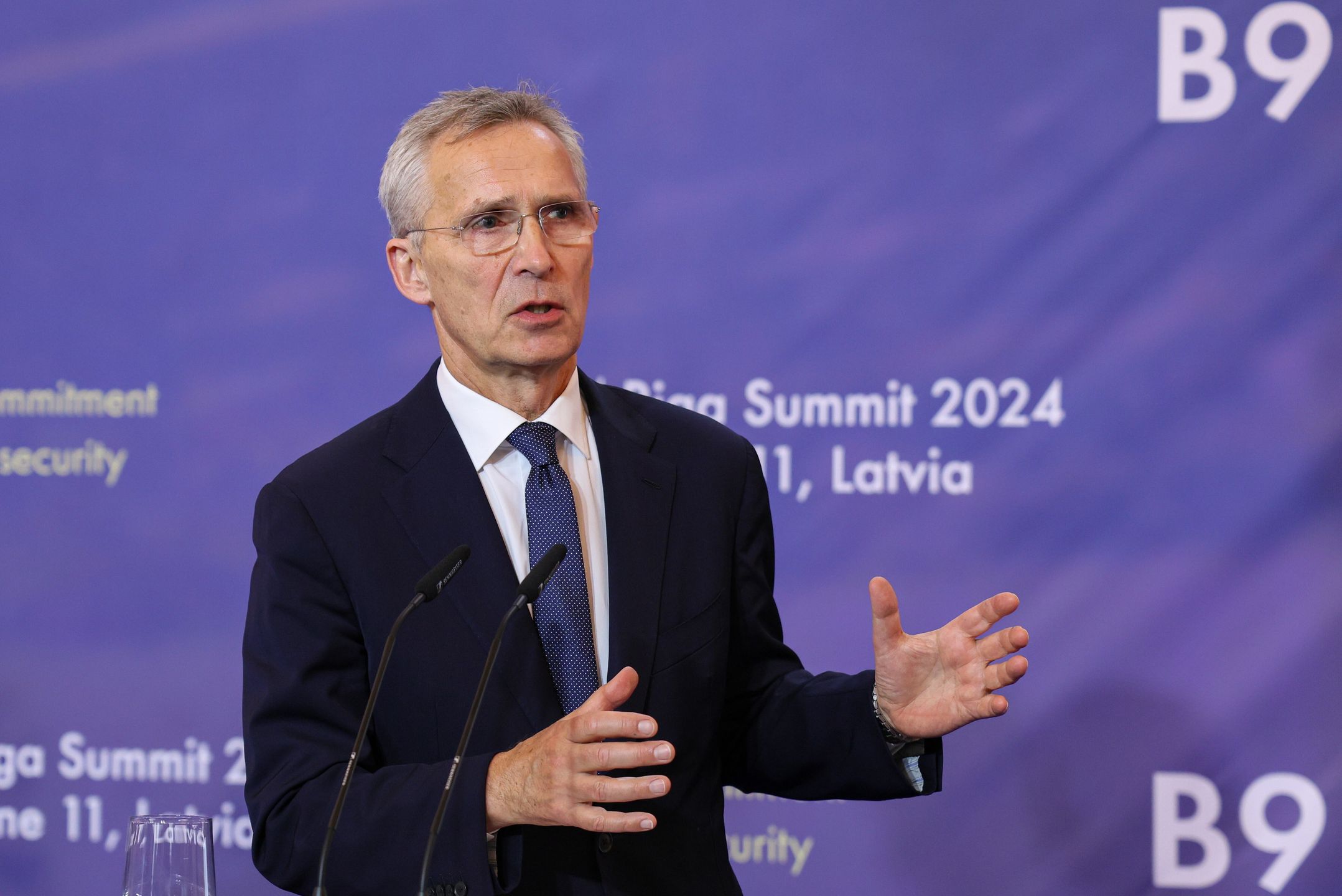 Jens Stoltenberg
Ryga, �otwa, 11.06.2024. Sekretarz generalny NATO Jens Stoltenberg podczas konferencji prasowej w Zamku Ryskim, 11 bm. W stolicy �otwy odbywa si� spotkanie Prezydent�w pa�stw Bukareszta�skiej Dziewi�tki z udzia�em prezydenta RP Andrzeja Dudy.  (jm) PAP/Pawe� Supernak
Pawe� Supernak
9, B9, bukareszta�ska dziewi�tka, prezydenci, prezydent, zamek ryski, polityk, polityka