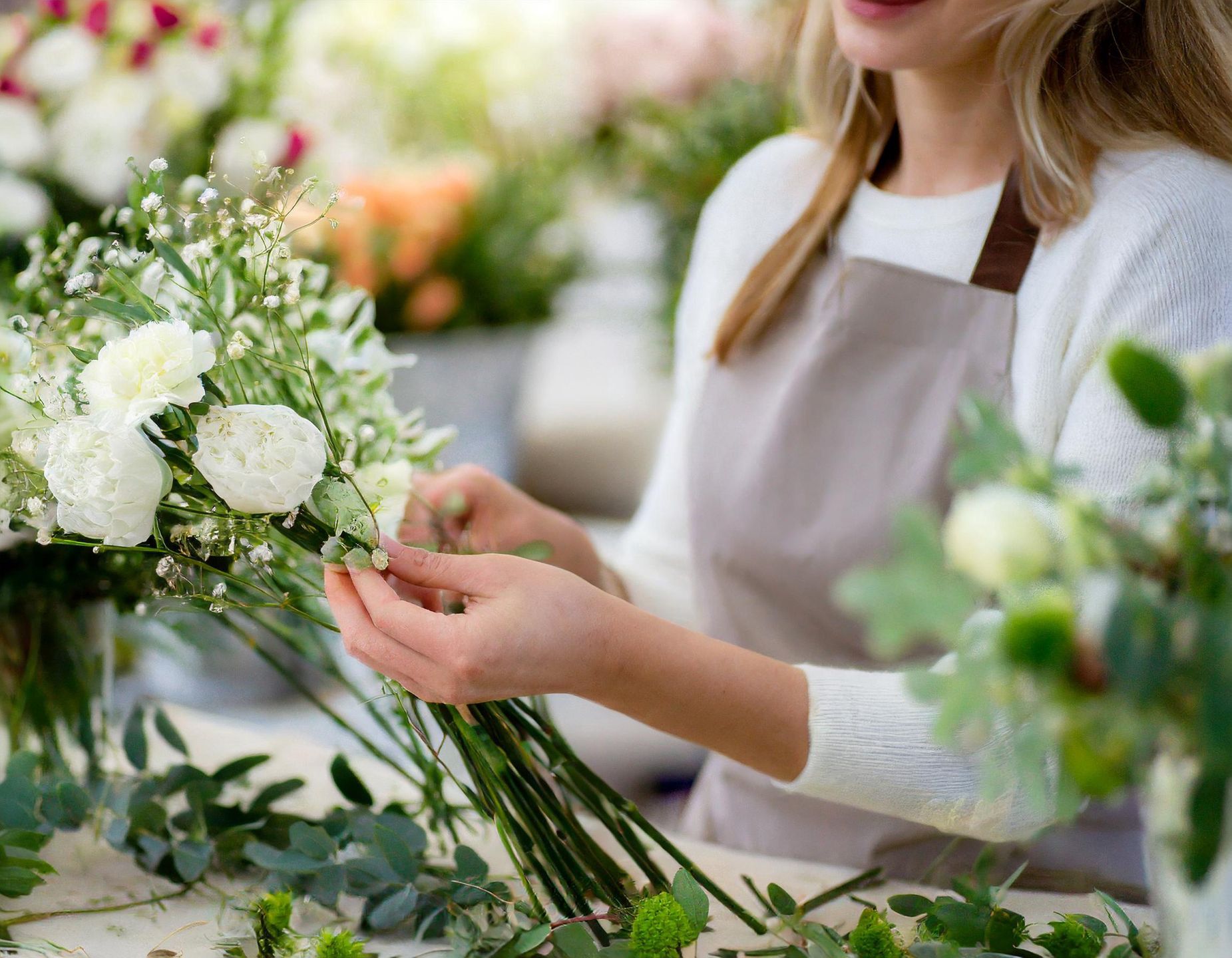 kwiaciarka, kwiaty, kobieta, kwiaciarnia, bukiet, florystyka, dekoracja, florist, flower, shop, praca, sprzedaż, osoba