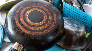 Wsmaruj w patelnię i przykryj. Po kwadransie będzie jak nowa