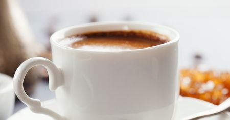 Wiele osób sypie do kawy bez opamiętania. Rujnuje zdrowie bardziej niż biały cukier