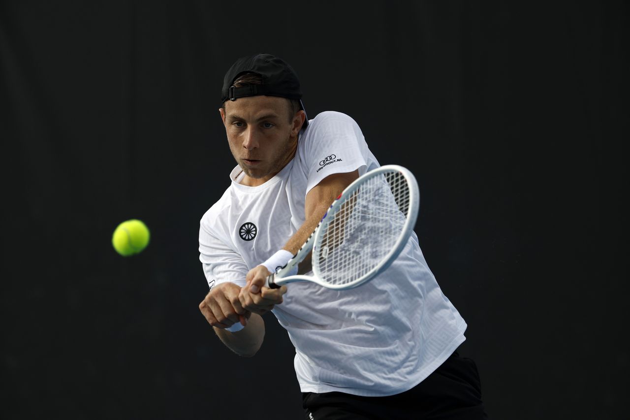 Tallon Griekspoor of the Netherlands in action against Arthur Fils of France during their Men's second round match at the Australian Open tennis tournament in Melbourne, Australia, 18 January 2024. EPA/MAST IRHAM Dostawca: PAP/EPA.