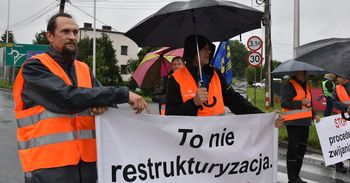 Żory: Protest związkowców PKP Cargo. „To nie restrukturyzacja! To sabotaż!”. Zablokowali tirom zjazd z A1