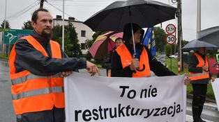 Żory: Protest związkowców PKP Cargo. „To nie restrukturyzacja! To sabotaż!”. Zablokowali tirom zjazd z A1