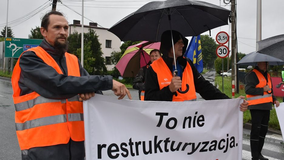 Protest związkowców PKP Cargo. Zablokowali dla tirów zjazd z autostrady A1 w Żorach-Rowniu