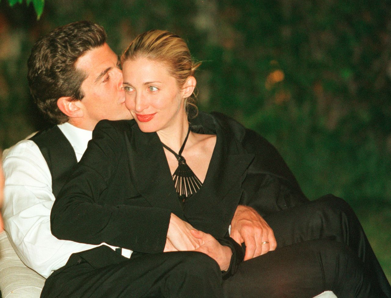 Carolyn Bessette-Kennedy była ikoną stylu. Te stylizacje nadal są na czasie!