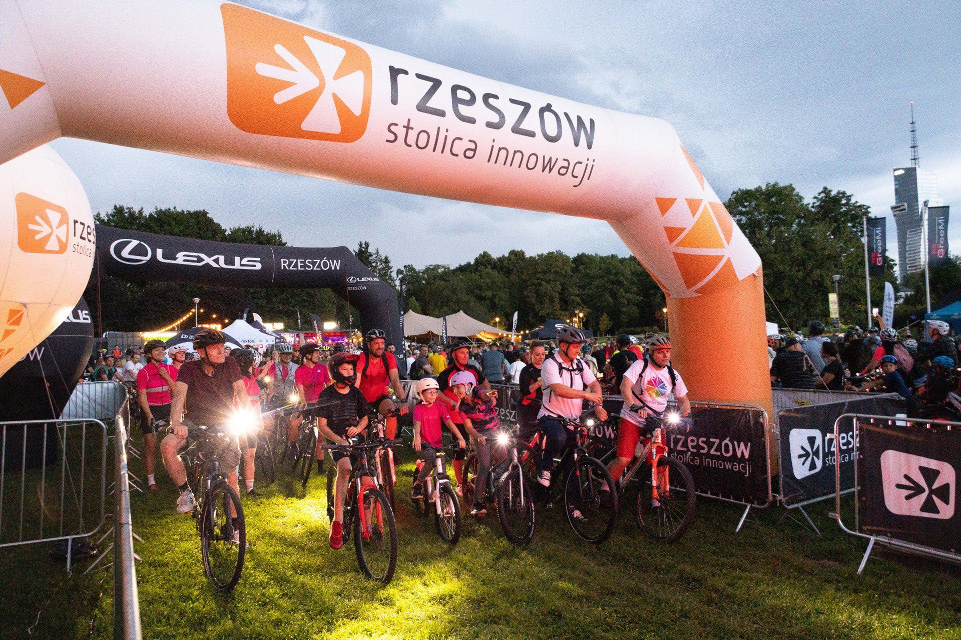 Nocna Parada Rowerowa wystartowała w deszczu, inaugurując trzydniowe święto rowerzystów w Rzeszowie.