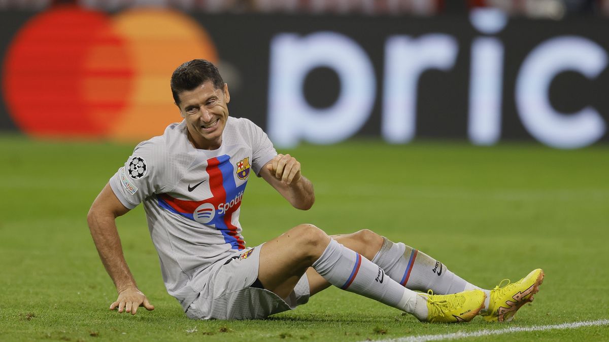 Barcelona's Robert Lewandowski reacts during the UEFA Champions League group C soccer match between Bayern Munich and FC Barcelona in Munich, Germany, 13 September 2022. EPA/RONALD WITTEK Dostawca: PAP/EPA.
