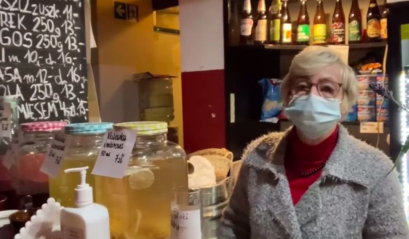 Warszawa. Ratujcie bar kawowy Piotruś - apeluja sympatycy miejsca. Istnieje ono od 1968 roku, a pani Irenka prowadzi lokal od 36 lat i jest tu codziennie