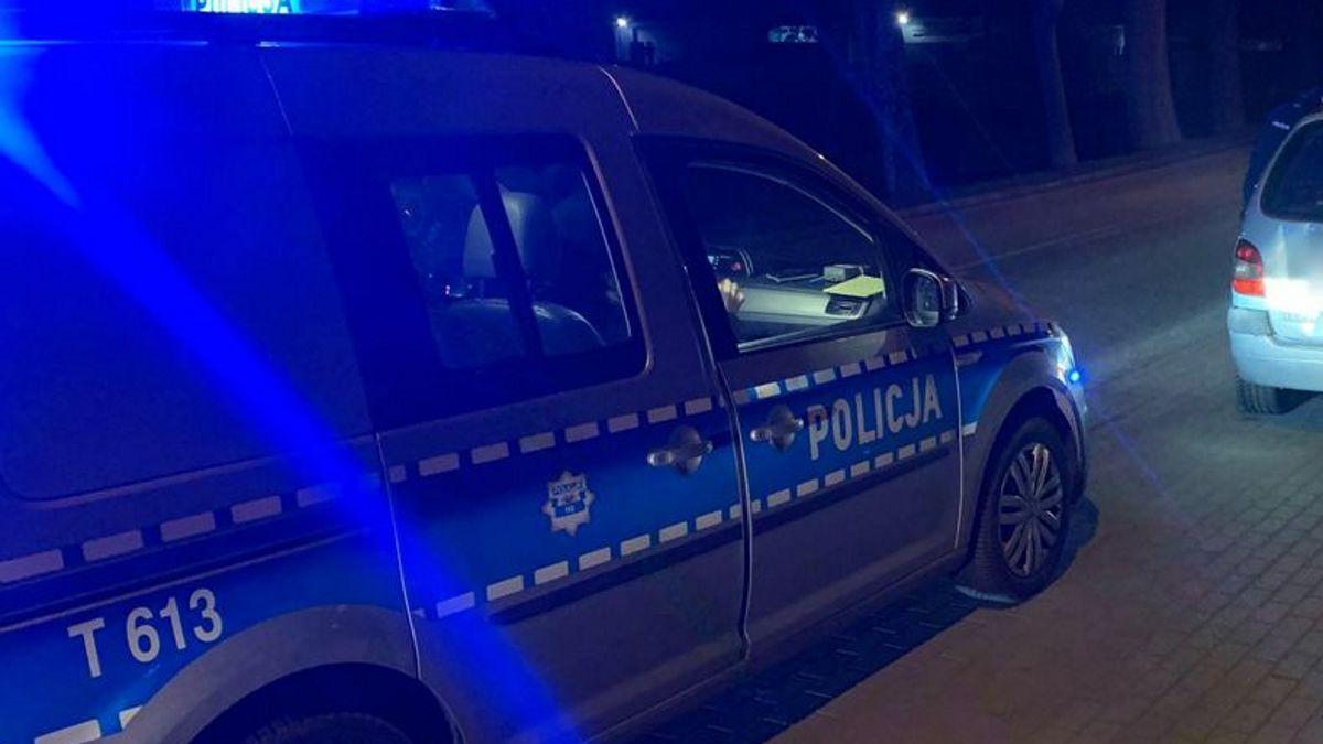 Nietrzeźwa 64-latka swoim pojazdem staranowała znaki drogowe i zaparkowany samochód. Zdjęcie ilustracyjne.