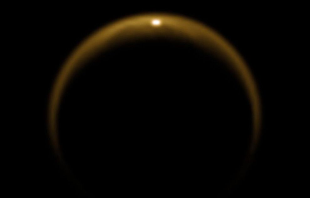 To niewyraźne zdjęcie przedstawia największego satelitę Saturna, Tytana. Planetolodzy już od wielu lat spekulowali, że jego powierzchnia może być upstrzona jeziorami płynnych węglowodorów. Sondzie Cassini udało się na tej wykonanej w podczerwieni fotografii uchwycić światło słoneczne odbite od tafli jednego z takich jeziora zwanego Jingpo Lacus. Obecność węglowodorowych jezior może umożliwiać istnienie prymitywnych form życia.