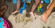Pokazała sztuczkę z piasku na plaży. Uwaga, to wciąga!