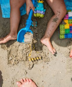 Pokazała sztuczkę z piasku na plaży. Uwaga, to wciąga!