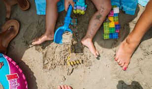 Pokazała sztuczkę z piasku na plaży. Uwaga, to wciąga!