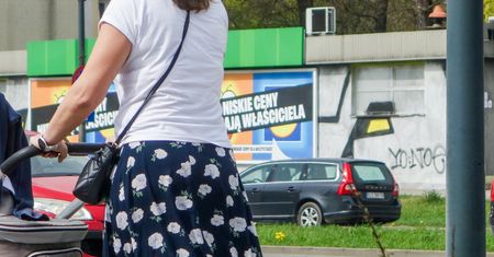 Upadła na jezdnię na spacerze z dzieckiem. Tak zareagowali świadkowie