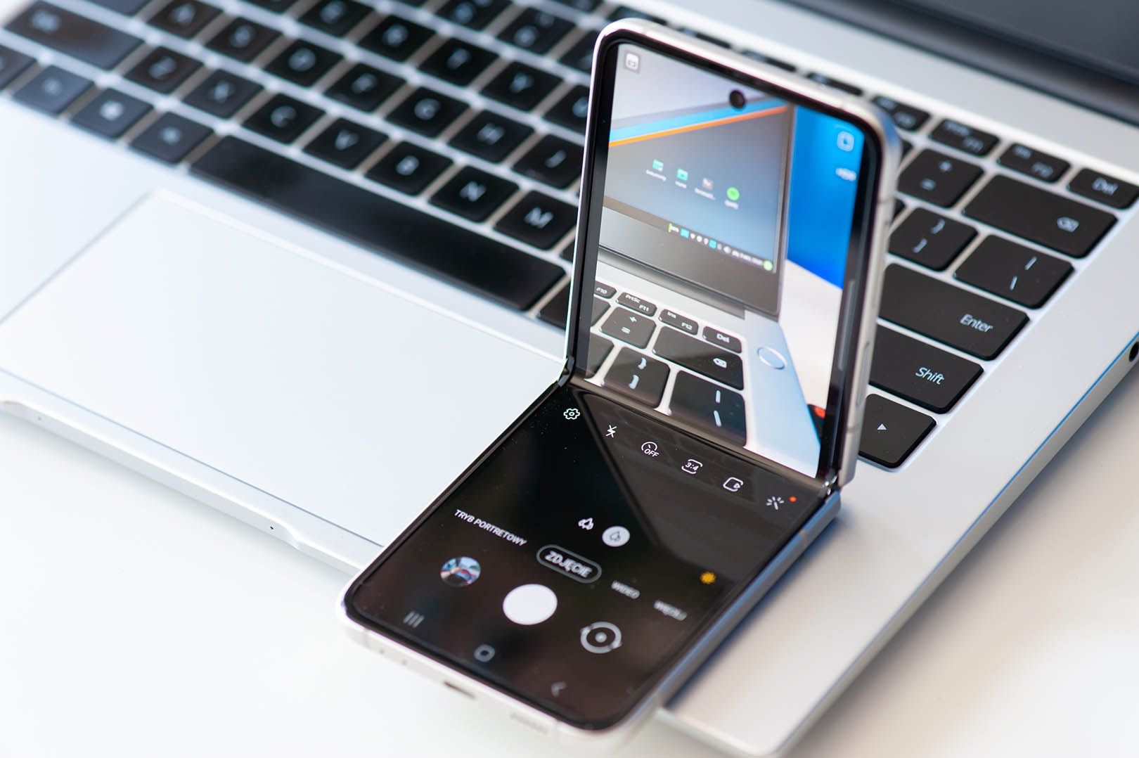 telefon ze składanym ekranem