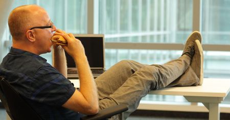 Produkty, które najdłużej zalegają w jelitach. Trawienie trwa nawet 24 godziny