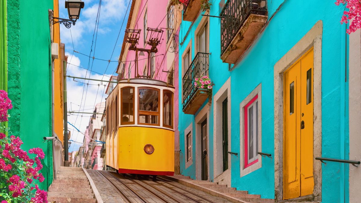 Tramwaj jadący ulicą Lizbony