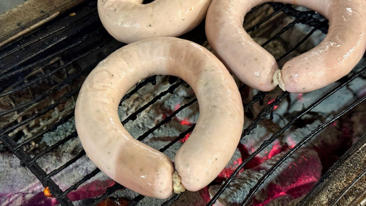 Biała kiełbasa to produkt silnie związany z tradycją, ale wymagający umiaru.