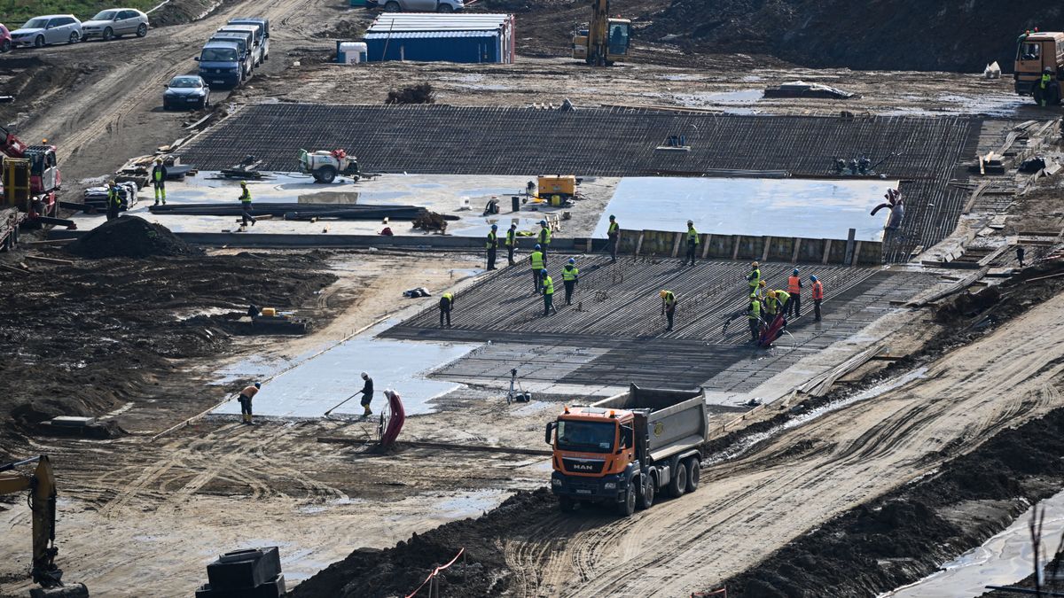 Babica, 25.10.2022. Budowa odcinka drogi ekspresowej S19 Rzeszów Południe-Babica, 25 bm. w Babicy. To jeden z trudniejszych technologicznie odcinków trasy. Ukształtowanie terenu wymusza powstanie wysokich estakad i tunelu o długości 2255 m, który wykonany zostanie metodą mechanicznego drążenia przy pomocy maszyny TBM z tarczą wiercącą o średnicy 15,2 m. Droga ekspresowa S19 prowadzi od przejścia granicznego z Białorusią w Kuźnicy Białostockiej, do granicy ze Słowacją w Barwinku. (dd/mr) PAP/Darek Delmanowicz