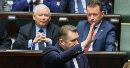 Kaczyński oburzony ustaleniami dziennikarzy. "Kłamstwo"