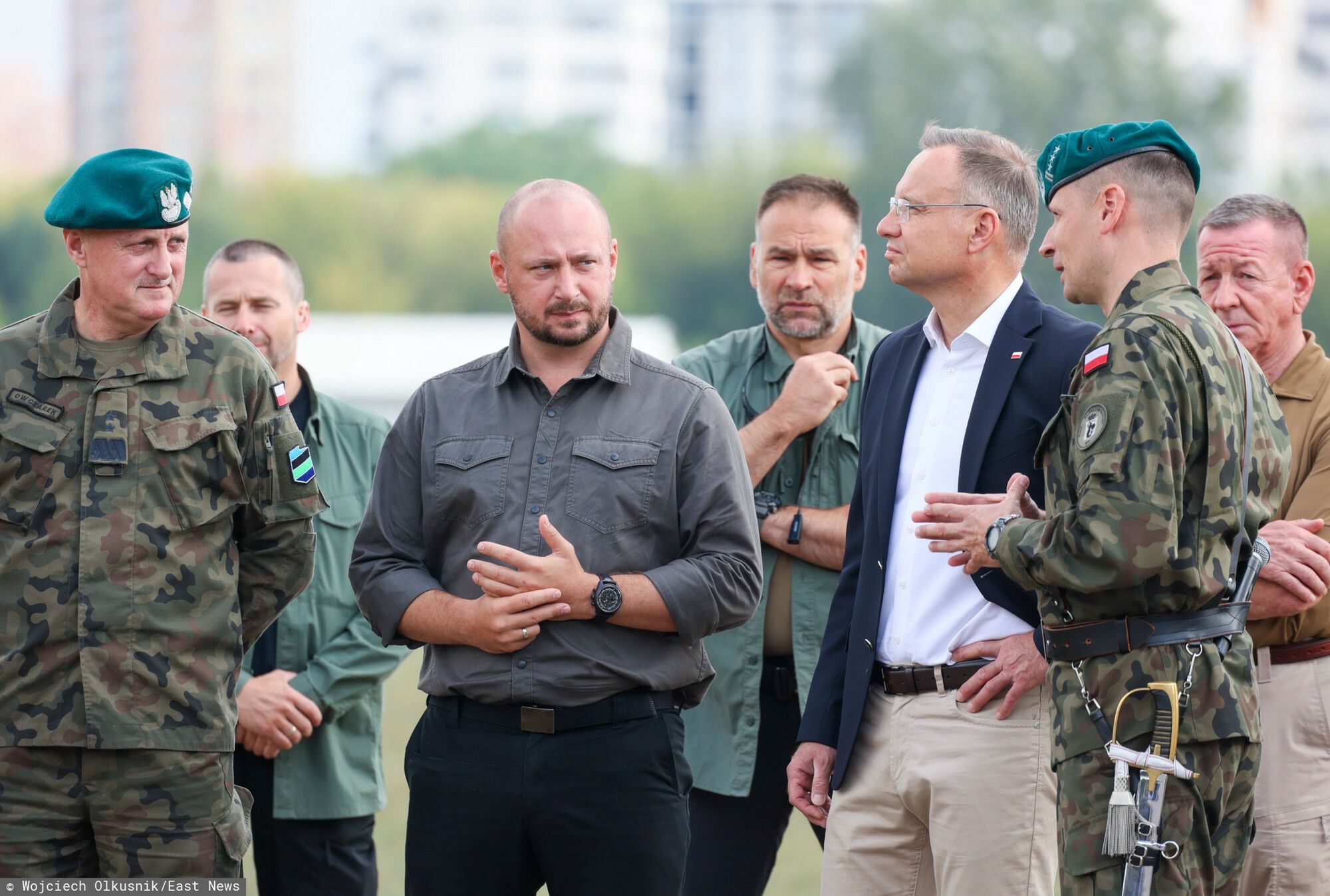 Prezydent Duda na przygotowaniach do defilady
Fot. Wojciech Olkusnik/East News, Warszawa, 09.08.2024. Lotnisko Warszawa-Babice. Spotkanie prezydenta RP Andrzeja Dudy z zolnierzami zgrupowania pododdzialow pieszych, cwiczacymi do defilady z okazji Swieta Wojska Polskiego. N/z: inspektor rodzajow wojsk gen. dyw. Slawomir Owczarek, szef BBN Jacek Siewiera, Andrzej Duda.
Wojciech Olkusnik