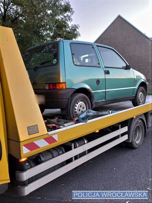 Pies wypadł z pędzącego Cinquecento. Kierowca pijany