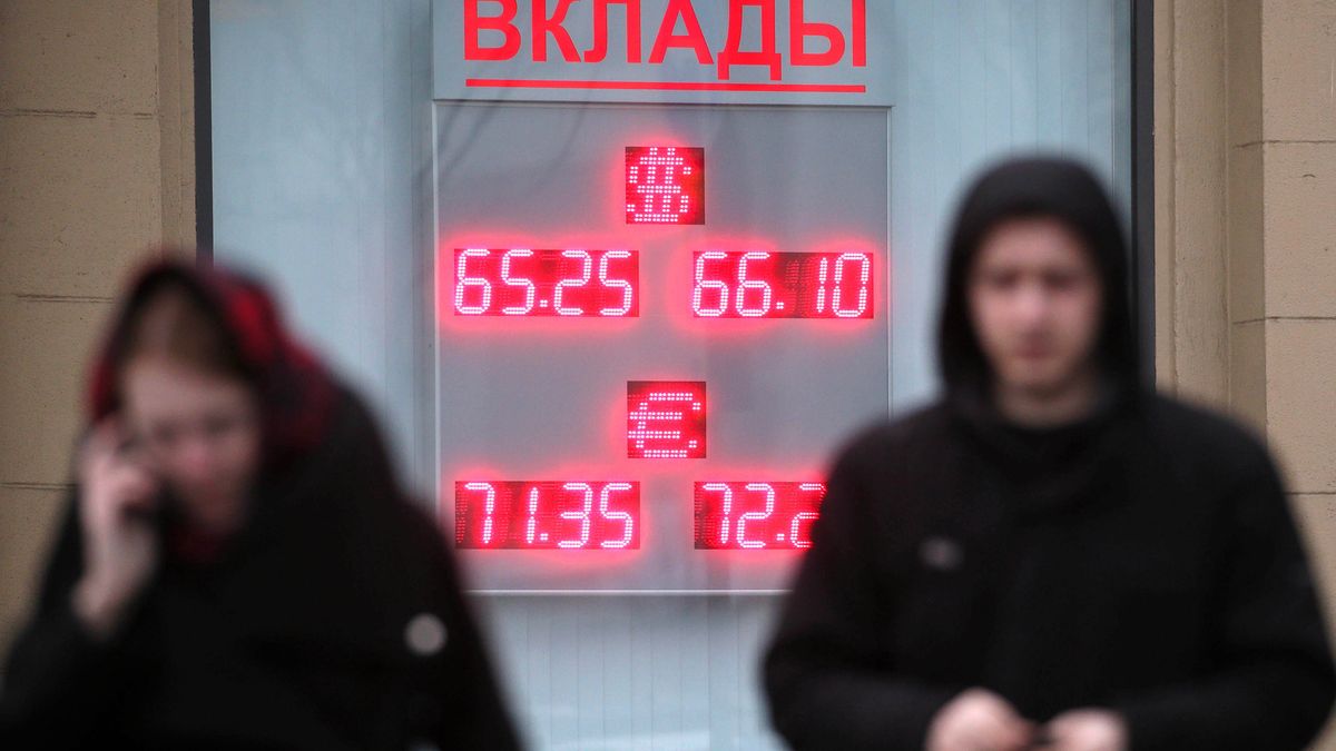 MOSCOW, RUSSIA - FEBRUARY 27, 2020: A digital board displaying currency exchange rates. Euro rises above 72 against Russian Ruble for the first time since September 2019. Maxim Grigoryev/TASS (Photo by Maxim Grigoryev\TASS via Getty Images)