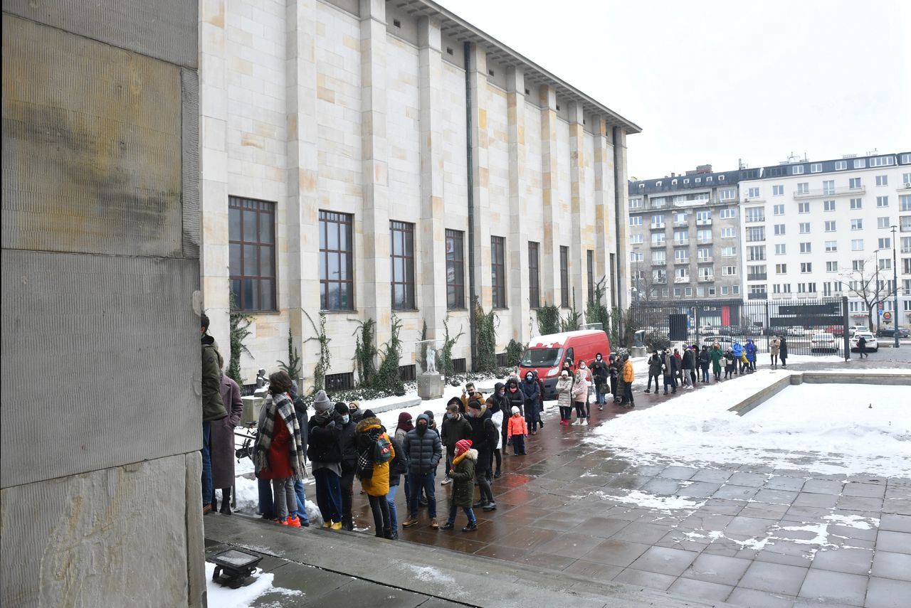 Warszawa. Gigantyczna kolejka zwiedzających do Muzeum Narodowego