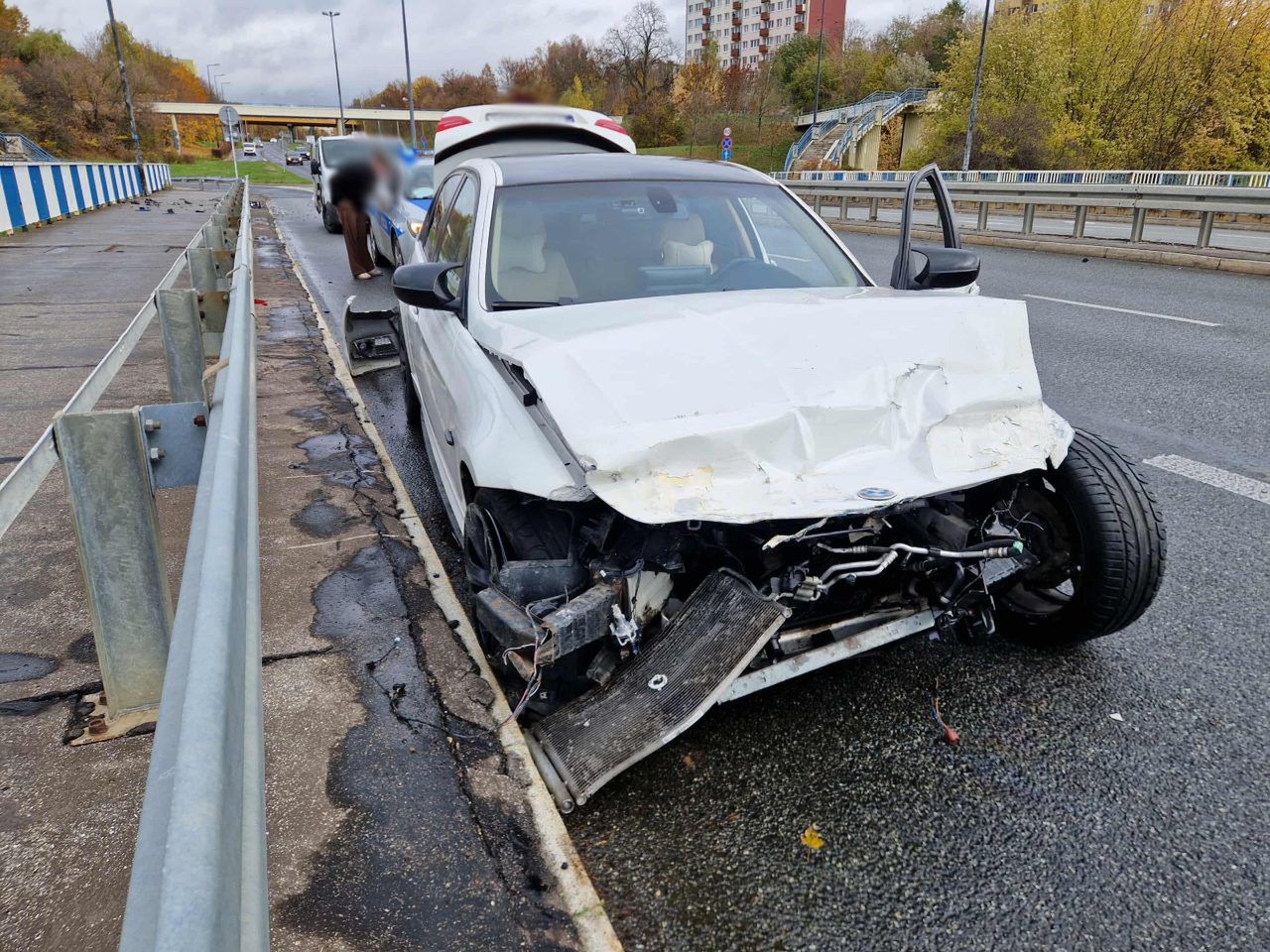 Lublin: BMW wypadło z jezdni i uderzyło w barierę energochłonną