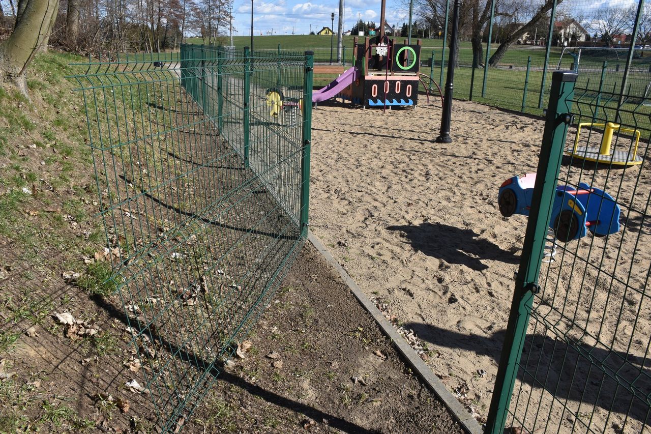 Zdewastowany plac zabaw w Białej
