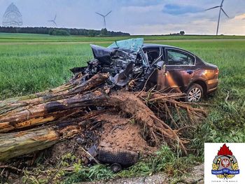 Michowice: Volkswagen roztrzaskał się na drzewie. 28-latek nie żyje