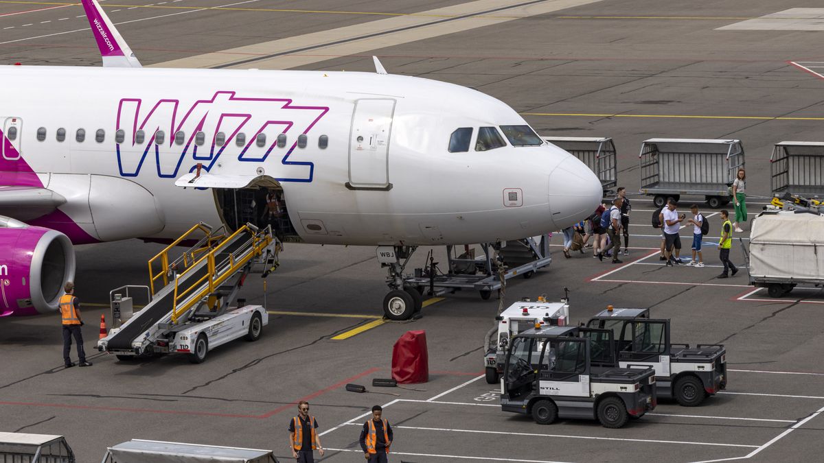 Wizz Air Airbus A320 Landing At Eindhoven Airport
Passengers disembarking and walking towards the airport terminal. Wizz Air Airbus A320 aircraft as seen flying, landing and taxing at Eindhoven Airport EIN while it is arriving from Bucharest OTP. The A320-200 passenger airplane of the ultra low cost airline Wizz Air Malta has the registration 9H-WBJ and is powered by 2x IAE jet engines with an all economy seat configuration. WizzAir is a Hungarian budget low cost airline carrier with head office in Budapest, Hungary. Eindhoven, the Netherlands on July 19, 2023 (Photo by Nicolas Economou/NurPhoto via Getty Images)
NurPhoto
international, fly, aircraft, airline, air, flight, jet, trip, aviation, editorial, jetliner, cargo, airliner, machine, landing, transport, destination, wing, wizzair, holidays