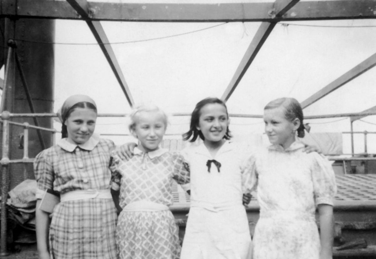 Karolina (druga od prawej) na statku płynącym do Indii. Zdjęcie i podpis z książki z książki Karolina Kaczorowska. Pierwsza Dama Emigracji