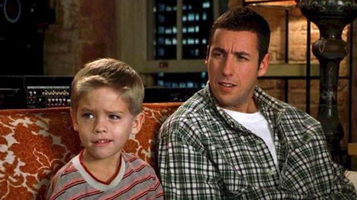 Cole Sprouse i Adam Sandler w filmie "Supertata"