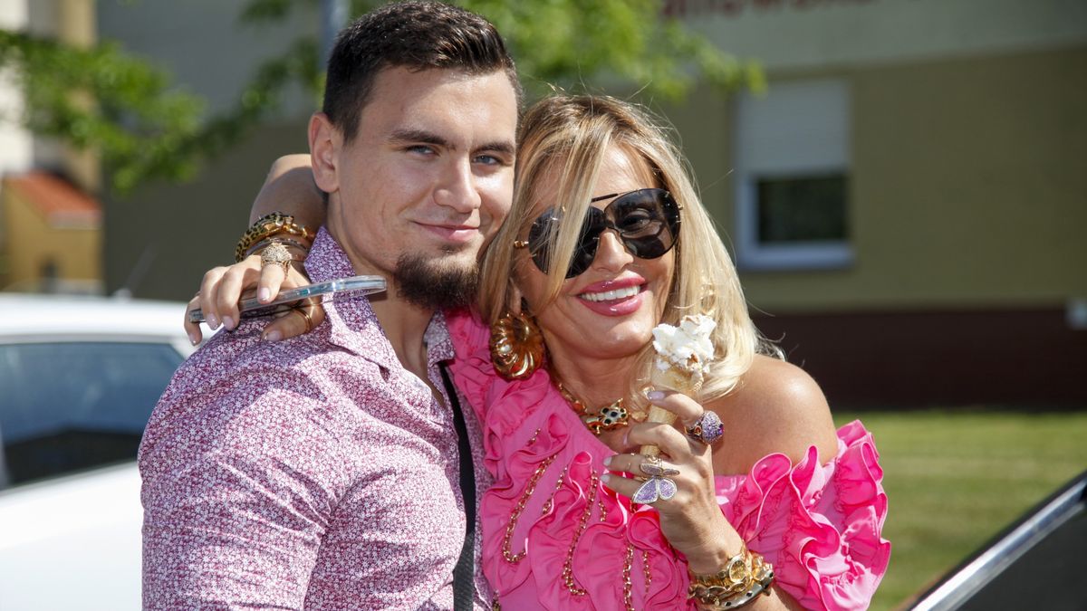 Dagmara Kaźmierskaz synem na otwarciu lodziarni