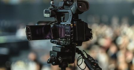 Dziennikarze TVP zaatakowani. Do incydentu doszło w Koszarach