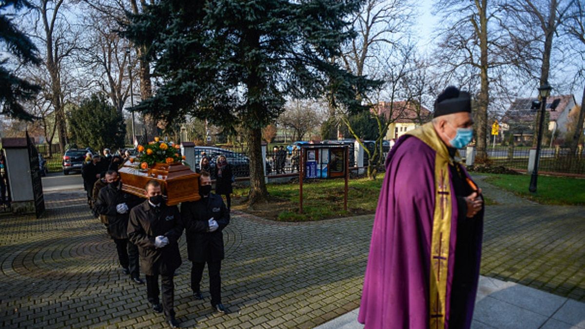 Na pogrzebach kościelnych ostre limity nie obowiązują. Zdjęcie ilustracyjne 