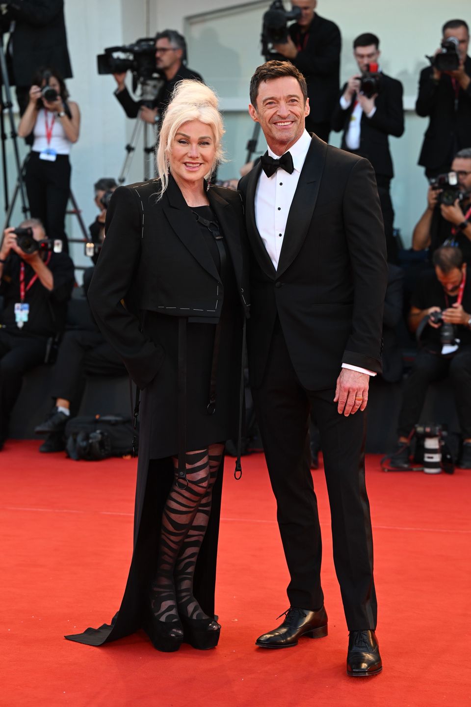 Hugh Jackman całuje żonę na Festiwalu Filmowym w Wenecji