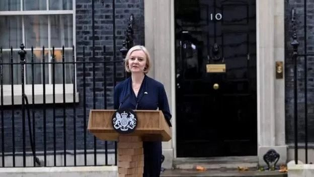 Ліз Трасс оголошує про свою відставку біля будинку уряду в Лондоні