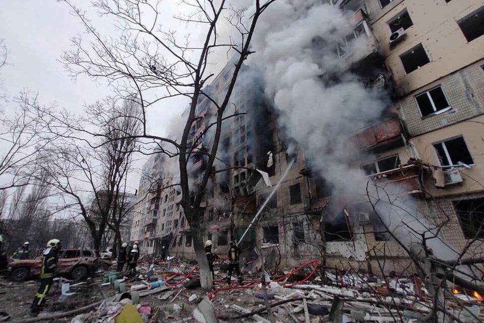  Trwa inwazja Rosji na Ukrainę. W poniedziałek, po ostrzale rosyjskim na osiedla Kijowa, płonęły budynki mieszkalne (kf) PAP/VROU