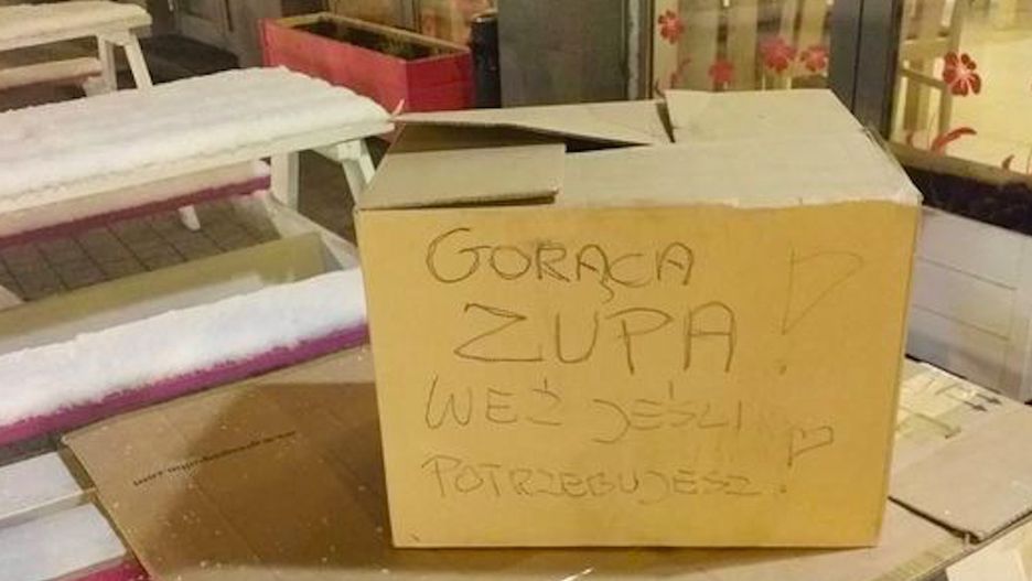 Wrocław. W ołtaszyńskim barze "Jedzonko" gorący posiłek czeka wieczorem na bezdomnych, głodnych i potrzebujących